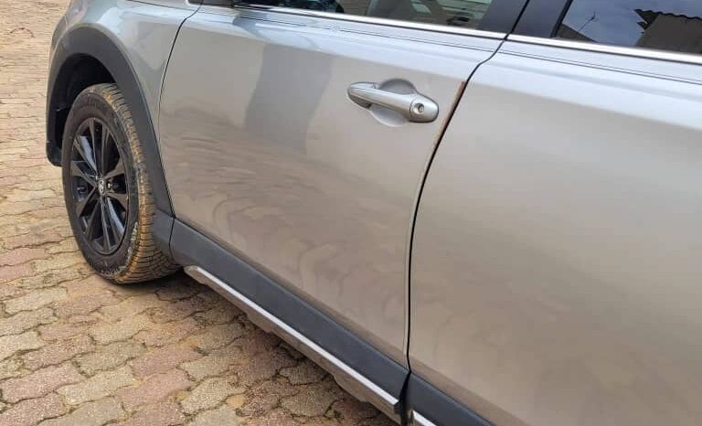 Toyota RAV4 2018 -Essence – Voiture d’occasion Dakar full