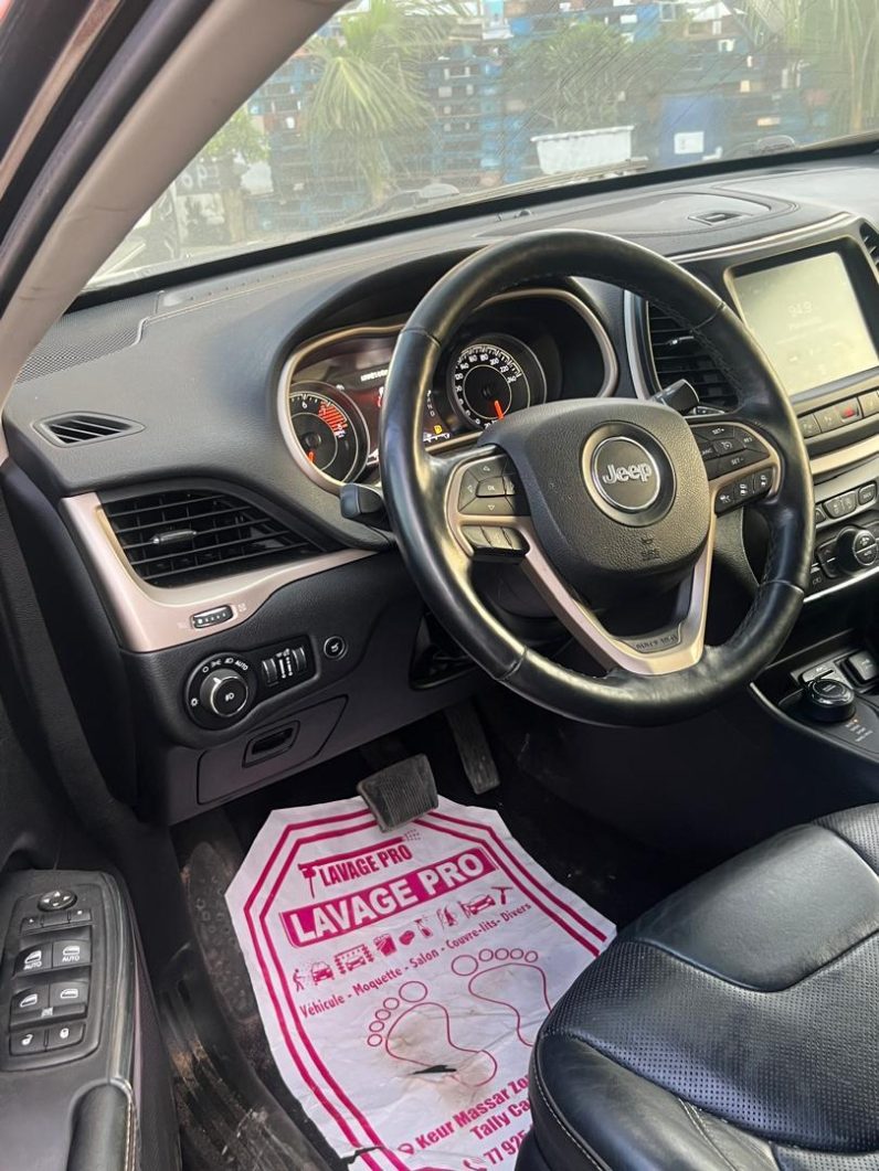 Jeep Cherokee 2016 disponible à Dakar – essence automatique 4×4 full