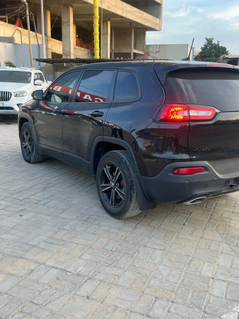 Jeep Cherokee 2016 disponible à Dakar – essence automatique 4×4 full