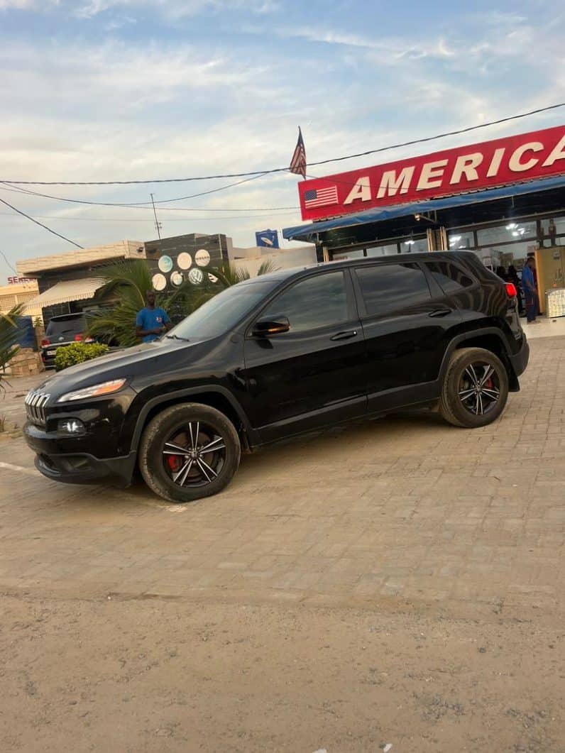 Jeep Cherokee 2016 disponible à Dakar – essence automatique 4×4 full