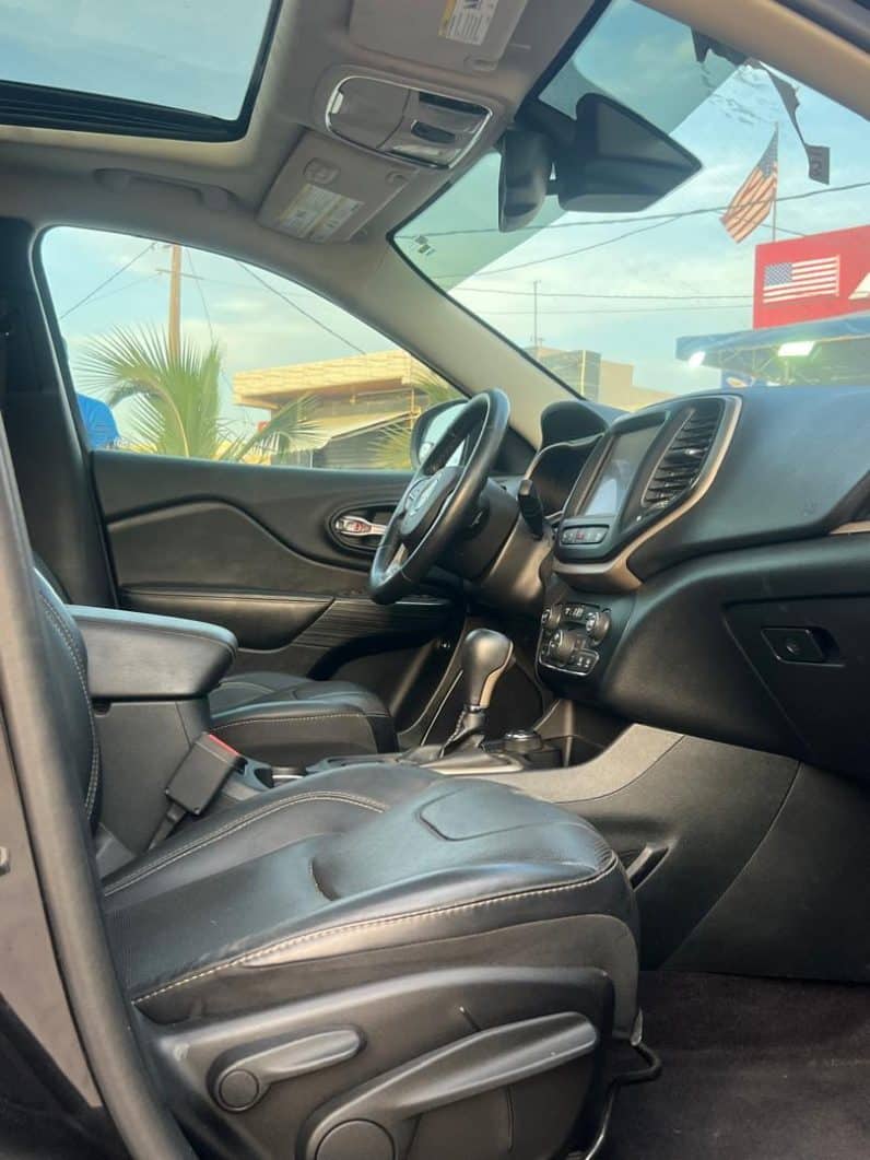 Jeep Cherokee 2016 disponible à Dakar – essence automatique 4×4 full