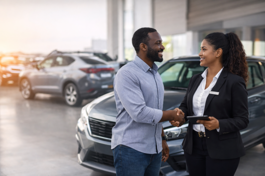 Conseiller autozen aidant client à acheter une voiture